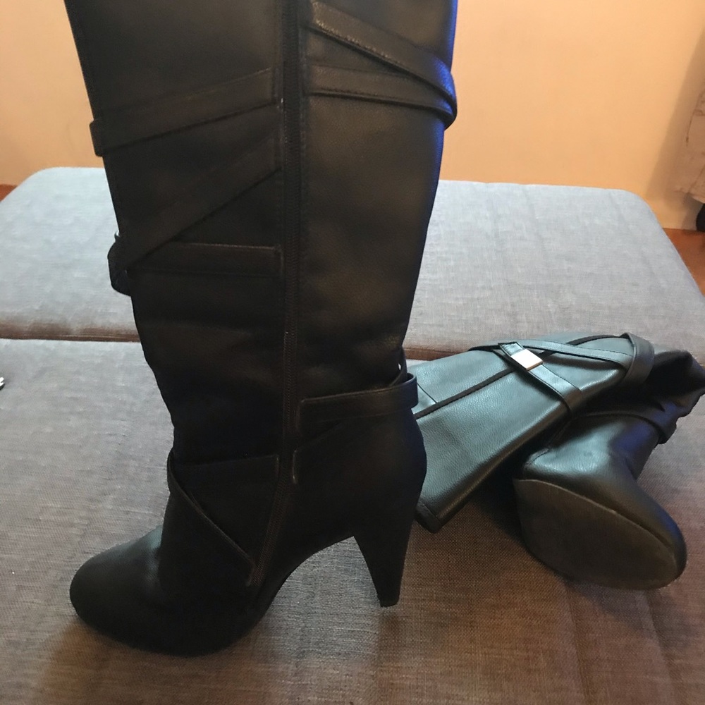 Women’s tall heel boots. Sz 9 like new.